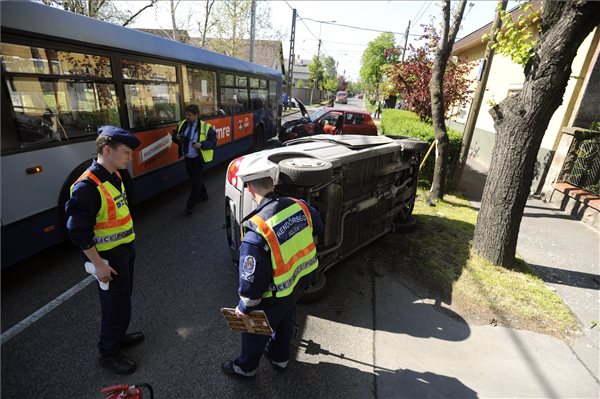 Autóbusz ütközött két autóval Csepelen