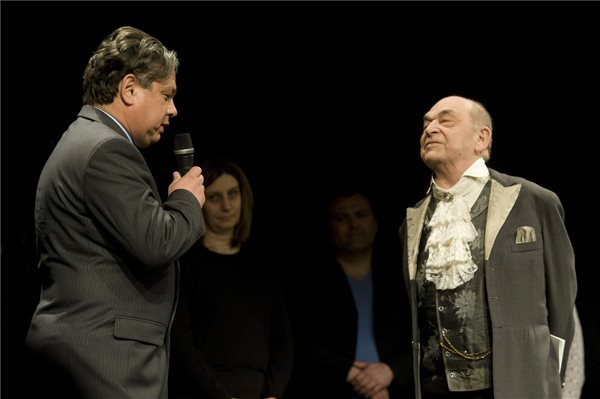 A 80 éves Bodrogi Gyulát köszöntötték születésnapján a József Attila Színházban