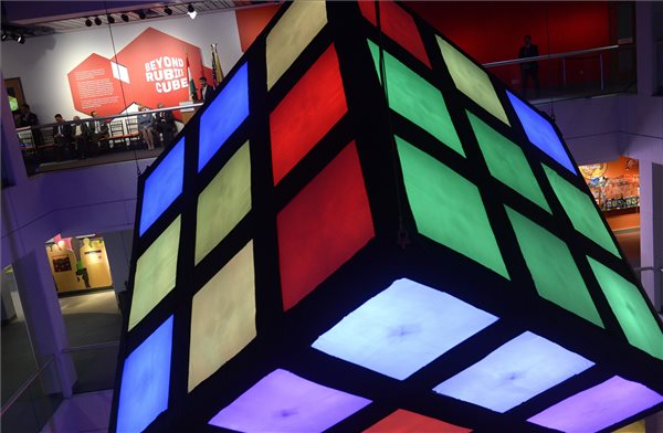 Beyond Rubik's Cube (Túl a Rubik-kockán) - Kiállítás Jersey Cityben
