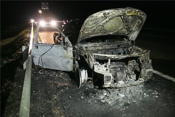 Kiégett egy személyautó Makó határában