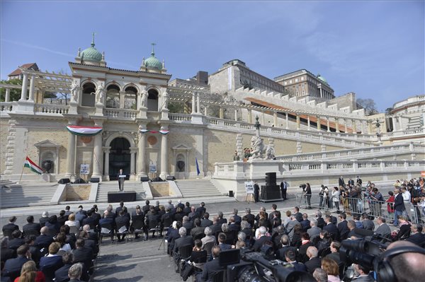 Orbán: újra a főváros egyik büszkesége lesz a Várkert Bazár