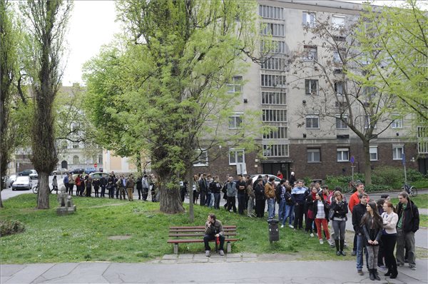  Várakozó átjelentkező szavazók Szegeden