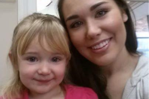 Anyatigrisként küzdött kislányáért a pitbullal szemben a fiatal nő – megrázó fotók