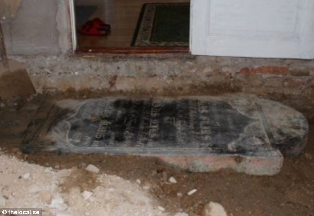 A nappali felújítása közben egy sírkövet találtak a padló alatt!