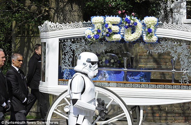 Megható! Star Wars-os temetést kapott a rákban elhunyt kisfiú 