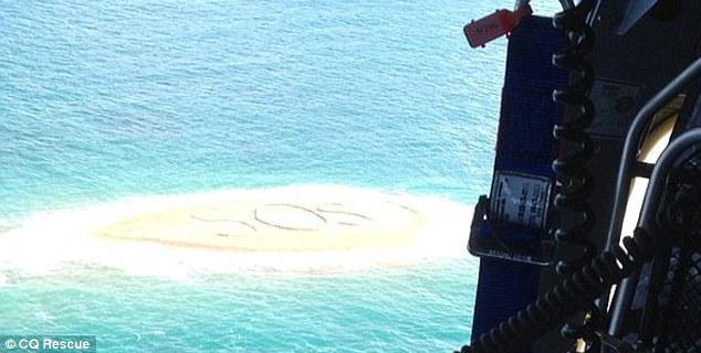 Öt embert mentett meg egy hatalmas SOS felirat a homokban 