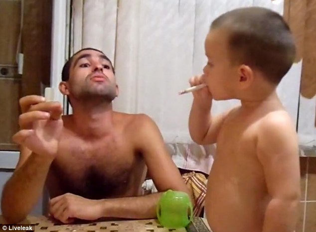Sokkoló videó: Az orosz apuka cigizni tanítja pár éves kisfiát