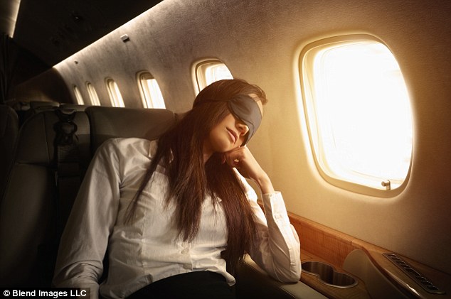 A repülőgépen alvó nő mellét fogdosta az egyik utas  