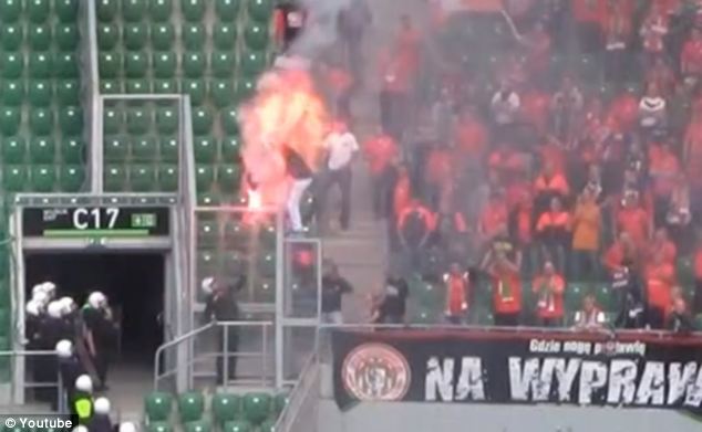 A lengyel focidrukker meggyulladt amikor lefújták gáz-sprayvel