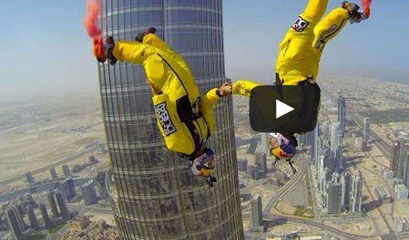 Burj Khalifa tetejéről ugrottak a mélybe 828 méteres magasságból (videó)