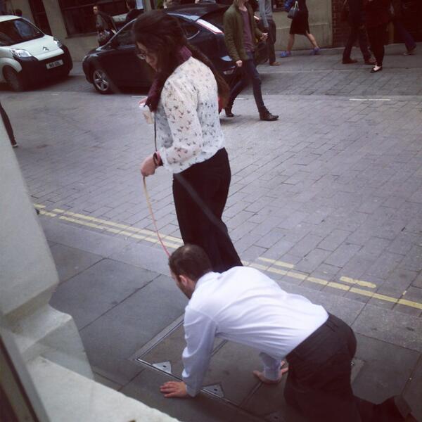 Pórázon vezetett egy nő egy férfit London utcáin - fotók és videó