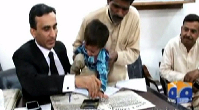 9 hónapos gyereket tartóztattak le Pakisztánban - videó