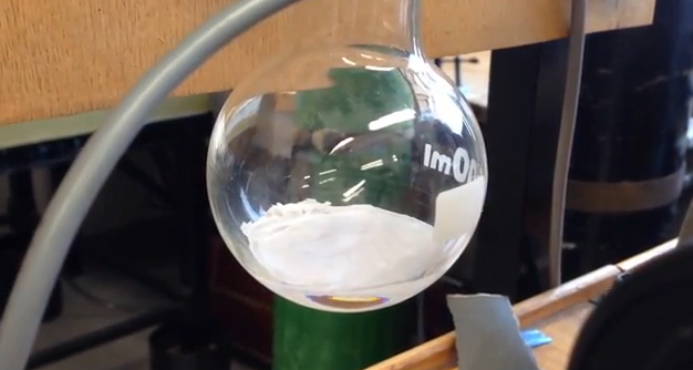 Lenyűgöző videó a hármaspont kémiai jelenségről