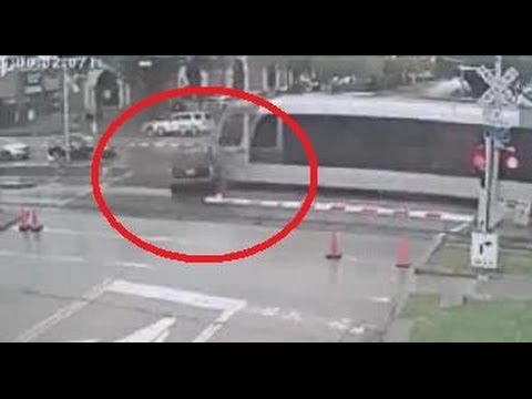 Száguldó vonat elé hajtott az őrült sofőr két gyerekkel – videó