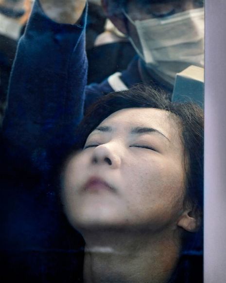 A nagyváros alvajárói: zseniális fotók japán ingázókról a metrón