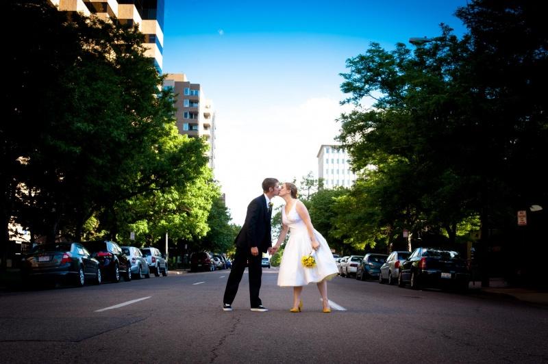 Házassági anyakönyvi kivonat nélkül nem csókolózhatnak az utcán