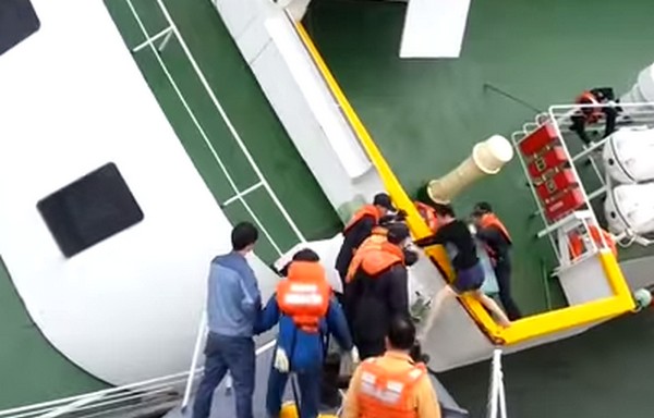 Új felvétel került nyilvánosságra a koreai komppal kapcsolatban, amelyen a kapitány elhagyja a fedélzetet- videó