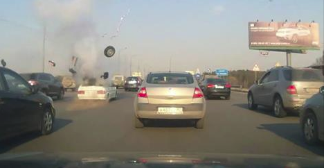 Így robban egy gázüzemű Lada a sűrű forgalomban - videó
