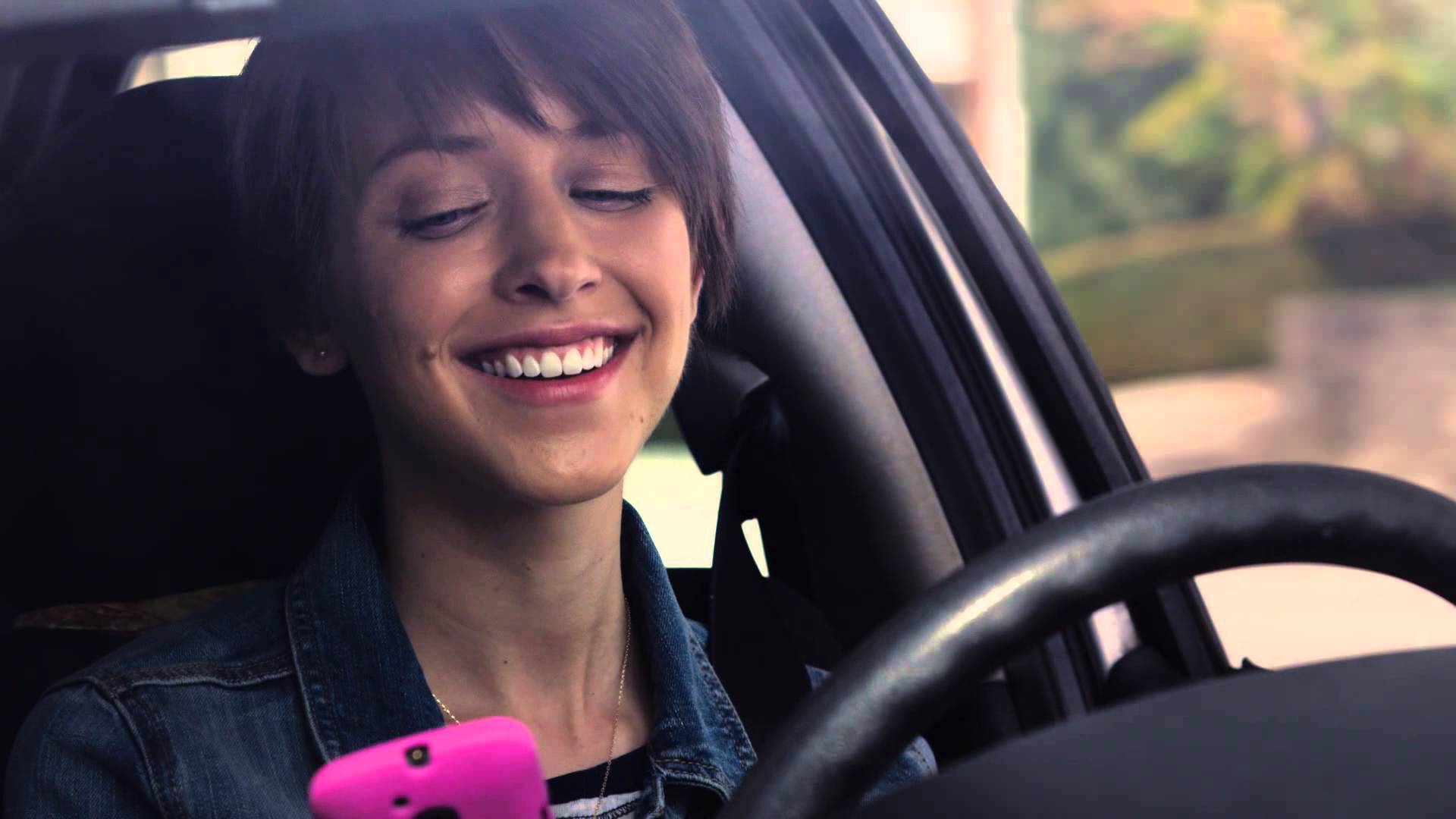 Ez történhet, ha vezetés közben sms-ezünk  - sokkoló videó