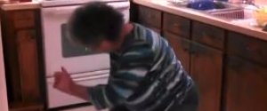 Vicces videó egy főzés közben tácoló nagymamáról