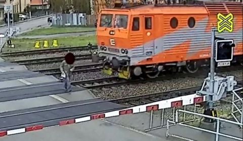 Az idős férfi többé nem fog futkosni a vonat síneken - videó