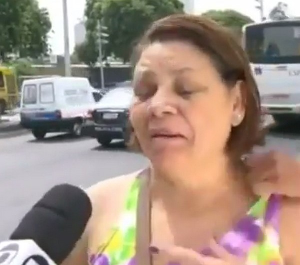Élő adásban lopták el a nyakláncát a nőnek- videó