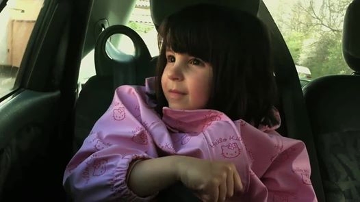 Így tombol egy 5 éves kislány a metálzenére! - videó