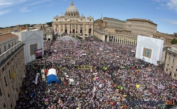 Szentté avatás - Nyolcszázezren vettek részt a szertartáson Rómában