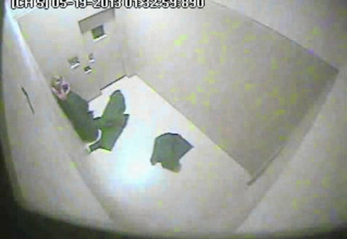Meztelenre vetkőztetve dobták a nőt egy cellába a rendőrök! - videó