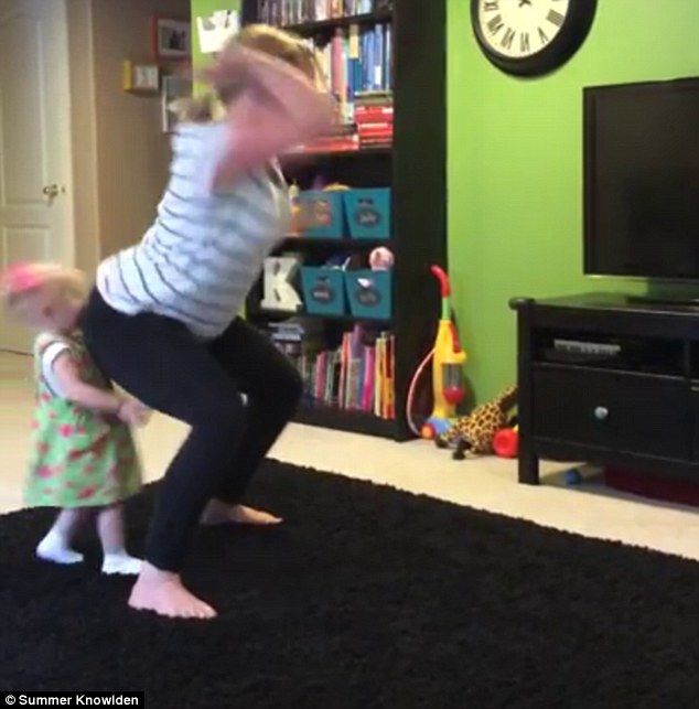 Táncoló anya, aki popóval kiüti kislányát- videó