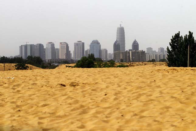 Egy kínai várost tó helyett homoksivatag vett körül