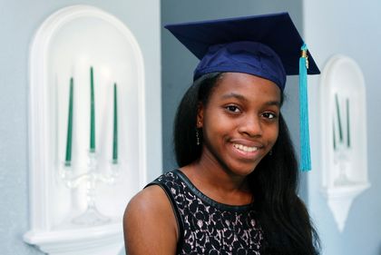 A 16 éves lány egyszerre érettségizik és diplomázik
