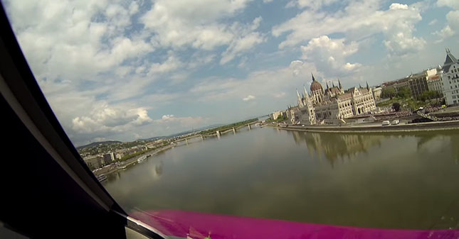 A Duna felett utasszállítóval repültek - videó