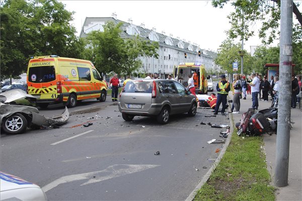 Két autó és egy motorkerékpáros ütközött össze a XV. kerületben