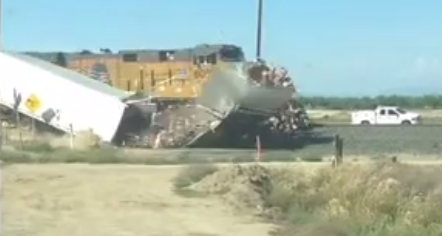 Kamionnal ütközött több tucat harckocsit szállító tehervonat (videó)