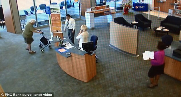 77 éves floridai nyugdíjas rabolta ki a bankot járókerettel - videó!