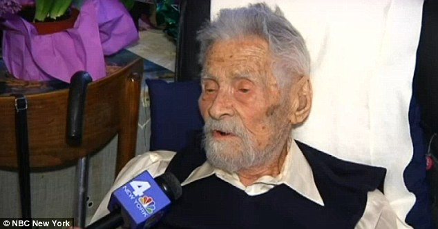 A világ legidősebb bácsija bevallotta, hogy fogalma sincs, miért van még életben