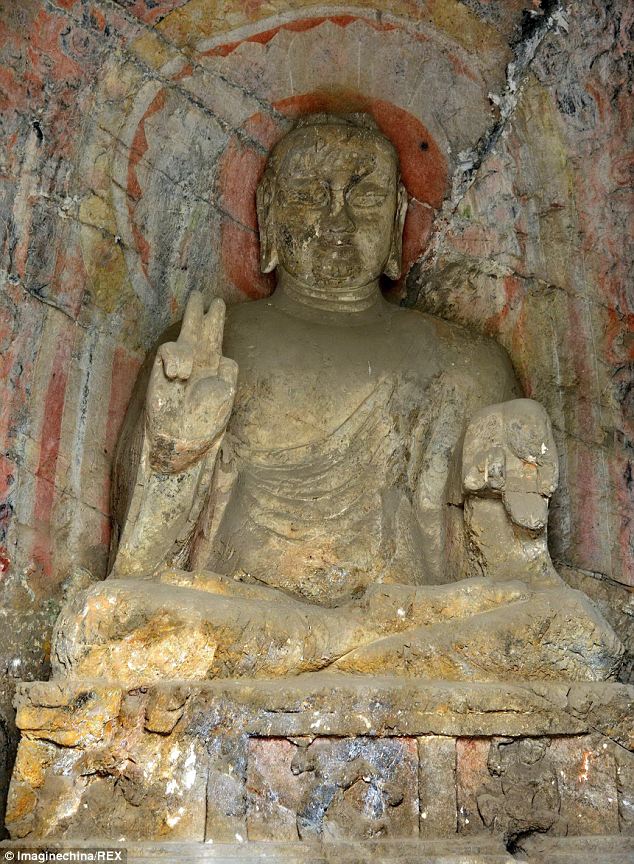 Békejelet mutat a 2000 éves Buddha szobor 