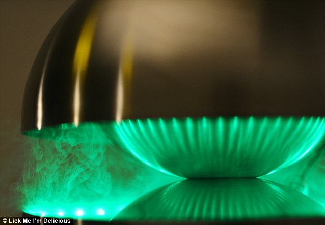 article-2637339-1E22C02A00000578-448_638x443