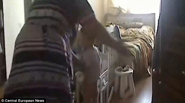 Rejtett kamerás felvétellel igazolódott be a családi gyanú: a dada veri a kétéves gyereket - videó