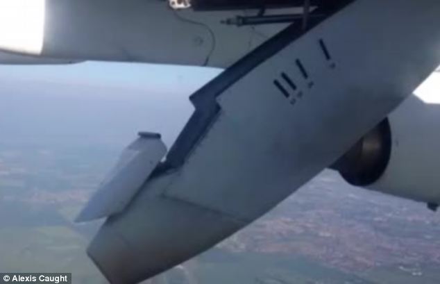 Egy repülő kényszerleszállást hajtott végre, mert elkezdett leválni a szárnya - videó az utastér ablakából filmezve