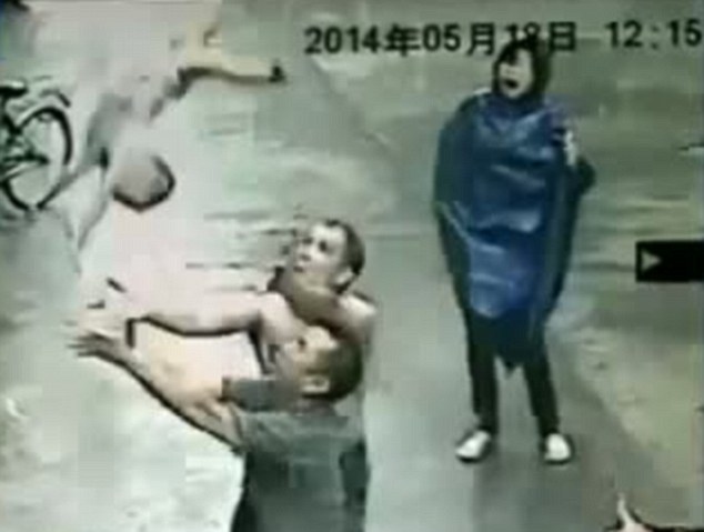 Kína: a másodikról zuhant le egy kisbaba, de szerencsésen elkapták - drámai videó