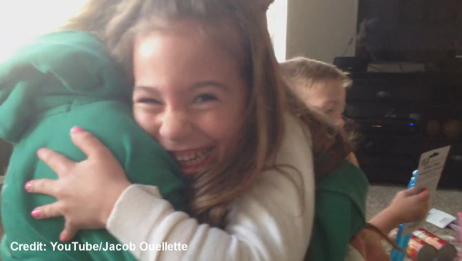 Örömmámorban tört ki a kislány, hogy kistestvére lesz! – videó