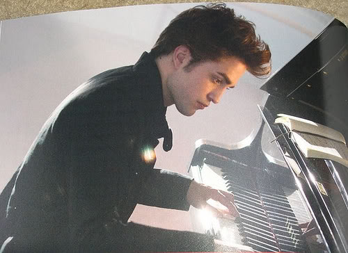 Első albumán dolgozik Robert Pattinson