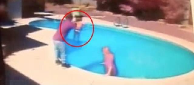 Kegyetlen büntetés: medencébe dobta 2 éves gyerekét – videó