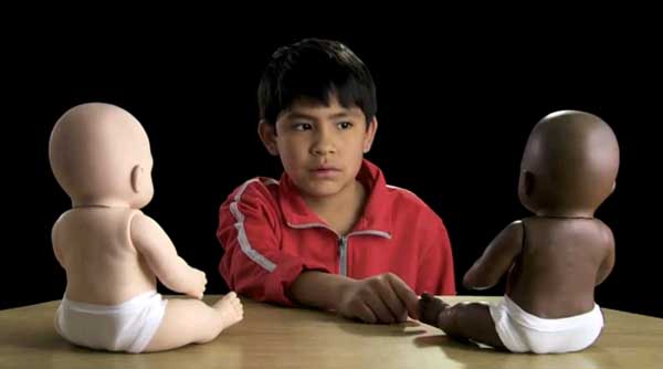 Ez történik, ha kisgyereket összeraknak egy sötét és egy fehér színű babával – videó
