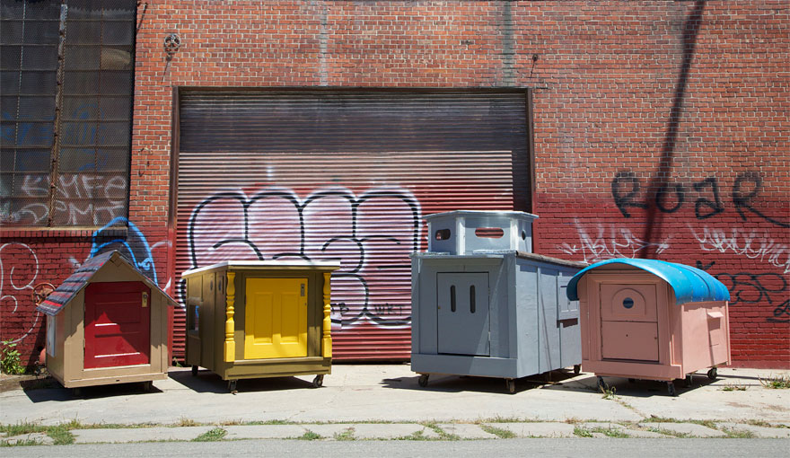 Egy művész szemétből készít házat a hajléktalanoknak