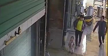 Dühében eldobta az 1 éves kisfiút - videó