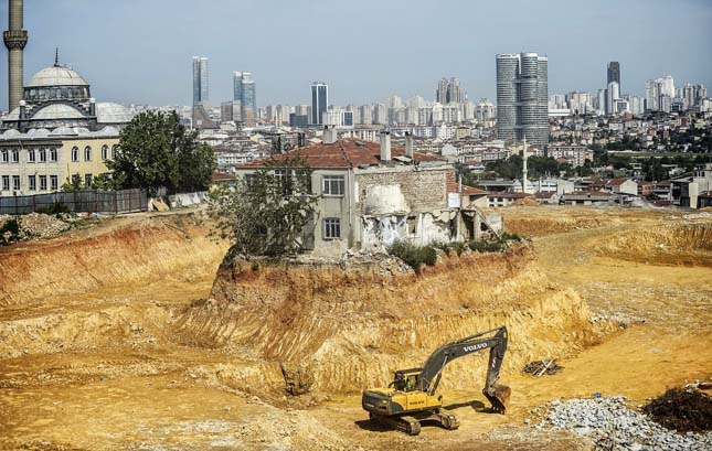 Isztambulban egy lakóház egy egész építési projektet akadályozott meg