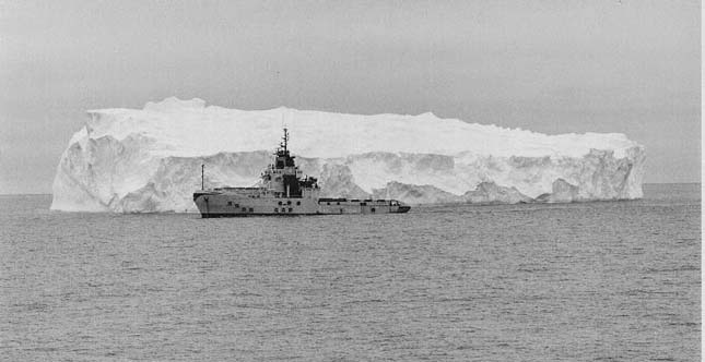 1987 februárjában vontatja a Maersk Master vontató a 12 millió tonnás jéghegyet